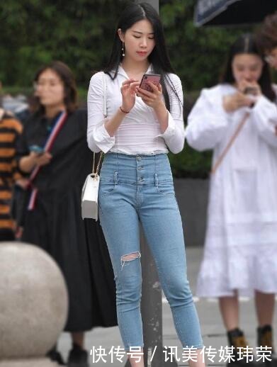 牛仔裤突出了女性年轻优雅的魅力,完美地展现出凹凸曲线