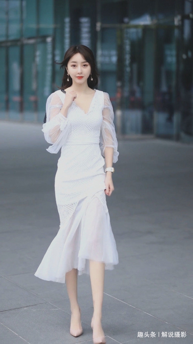 路人街拍,美女穿一条淡蓝色的裙子,看起来非常性感