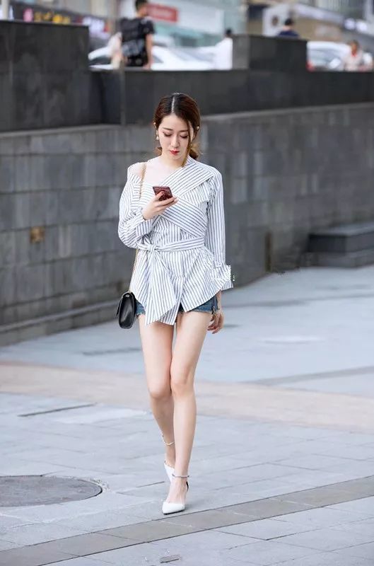 打底衫|街拍:身材好就是任性,休闲“微喇裤”搭配打底衫,照样时尚有魅力!