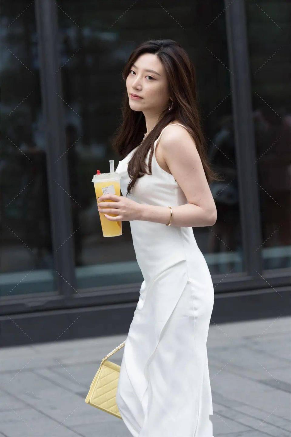 气质|美女街拍:白色吊带连衣裙搭配,青春减龄飘逸自然,这气质是真实存在的吗