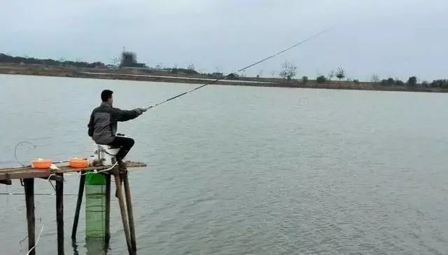 鱼钩|20斤的鱼都没断,3~5斤的鱼起竿却断节、爆竿,究竟是什么原因?