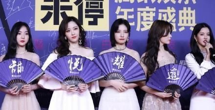 五人|硬糖少女出席年度盛典,五人展现超强团魂,希林娜依高张艺凡遗憾缺席