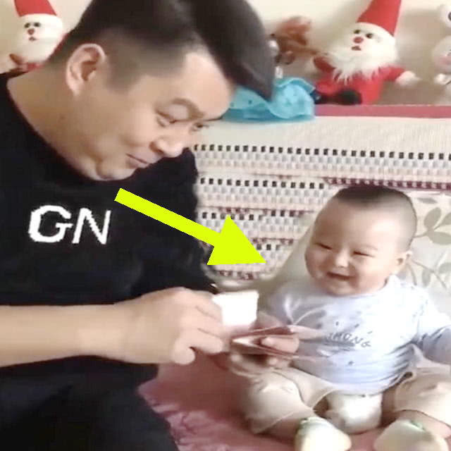 消极情绪|看到爸爸这么多钱,宝宝笑得停不下来,网友:这小子以后有前途