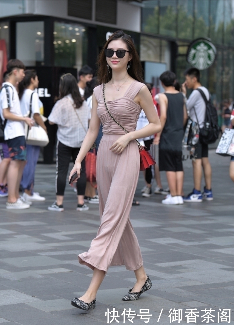 连体衣 端庄秀丽,一身宽松的裸色连体衣,也无法掩盖你的好身材!