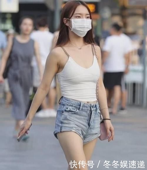 牛仔裤|美目盼兮的小姐姐，一件粉色背心配白色短裤，时尚性感迷人