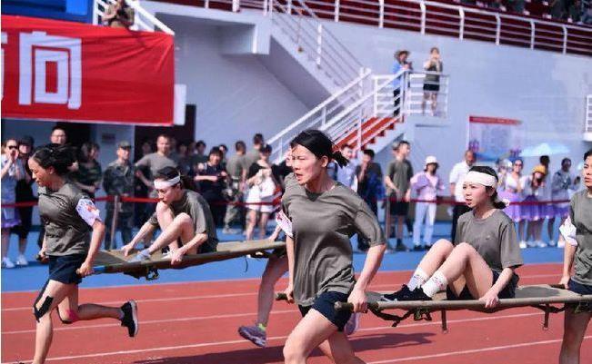 青岛大学|青岛大学“举牌女神”，气质和司藤有点像，网友觉得是服装出彩