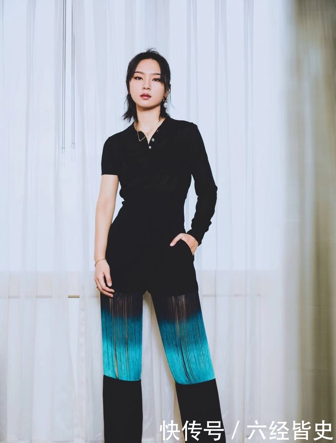 越来越|周笔畅越来越大胆,剪掉一支袖子不怕冷,还要把裤子分成三段