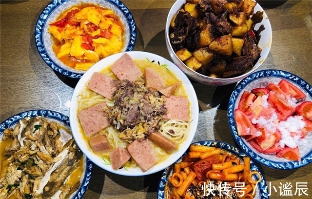 爸妈|爸妈来城里小住,特意下厨做一桌菜,发朋友圈,亲戚:来蹭饭了!