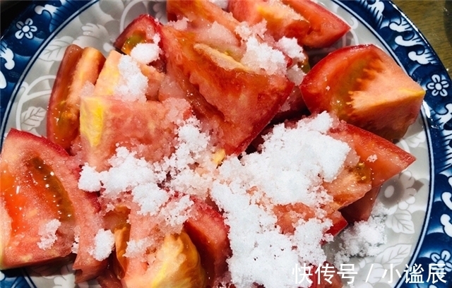 爸妈|爸妈来城里小住，特意下厨做一桌菜，发朋友圈，亲戚：来蹭饭了！