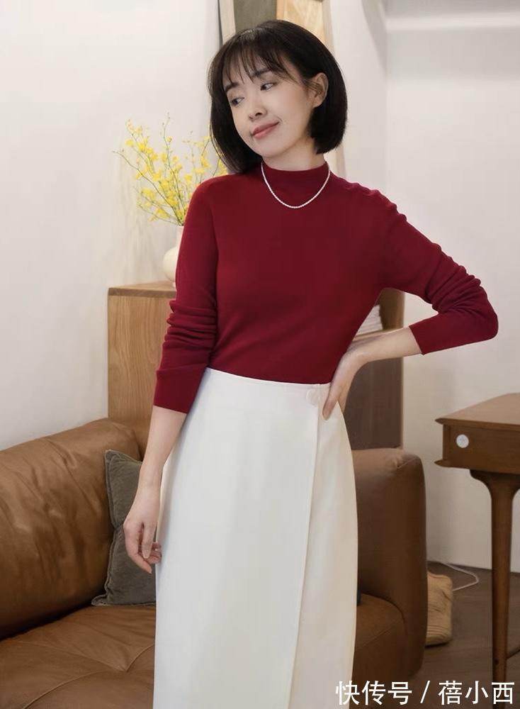 女人|40岁女人多穿“纯色上衣”,记住这3个搭配思路,气质远胜同龄人