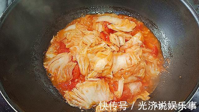 白菜|大白菜别再炖着吃,不用一滴水,加2西红柿,炒出来好吃特下饭