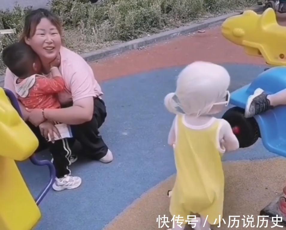 美云|女孩患白化病全身皮肤雪白,出门吓哭小朋友,女孩的表情让人心碎