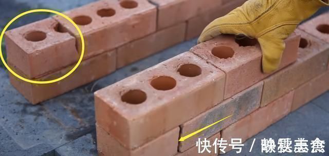 老爸不用水泥砂浆, 空心砖垒起来, 在院子里搭个烧烤台, 简单方便