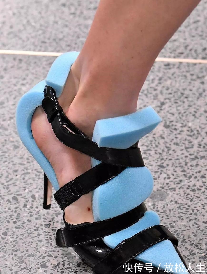 街拍|高跟鞋竟放“刷碗海绵”, 不磨脚只卖800英镑值吗!