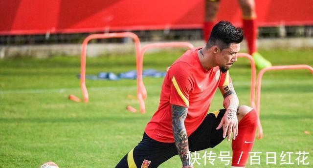 王刚|嚗李铁继续固执己见，国足后防线仍不调整，真拿世预赛练兵！