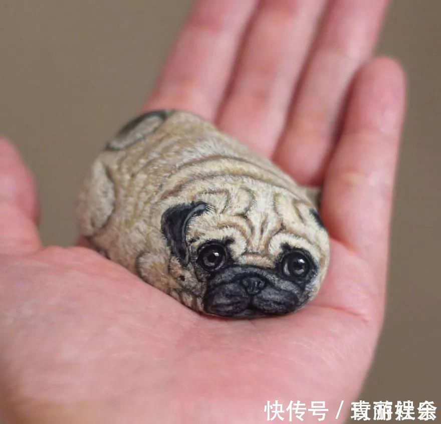 小姐姐$在石头上画画!日本小姐姐笔下的萌宠,惹9万网友围观:也想要一个