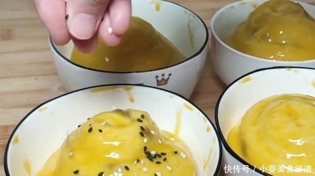 面粉里加3个鸡蛋,不用烤不用烙,比馒头简单,比包子好吃,解馋