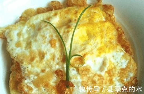 煎荷包蛋时,别直接下油锅了,多加这一步,荷包蛋完整口感还好!