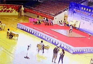 |搞笑GIF:都这时候了还看什么看 赶紧来救我啊,真装不下去了