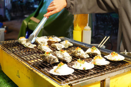 中国值得打卡的夜市，有浓厚的异域特色，很多游客特地打飞的过去