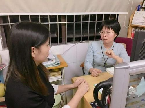 书包|幼儿园检查书包,老师从孩子的书包中拿出这样东西,脸一下就黑了