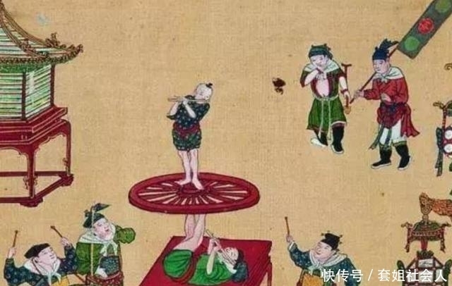 唐朝兴起拜年,春节成为官方节日,家家户户张灯结彩并且设有酒席