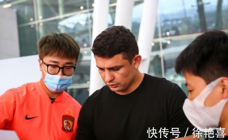 送别|再见！广州队164场104球射手离开中国，大量球迷送别，他眼里含泪