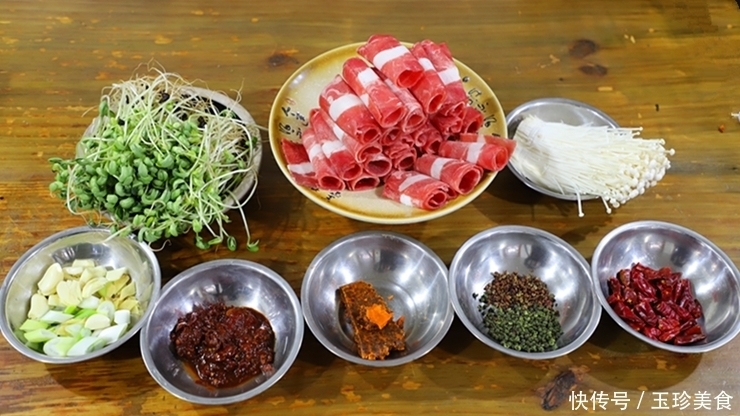 肥牛|金针肥牛的美味做法,汤汁浓郁,肥牛细嫩,鹏厨教你制作小技巧