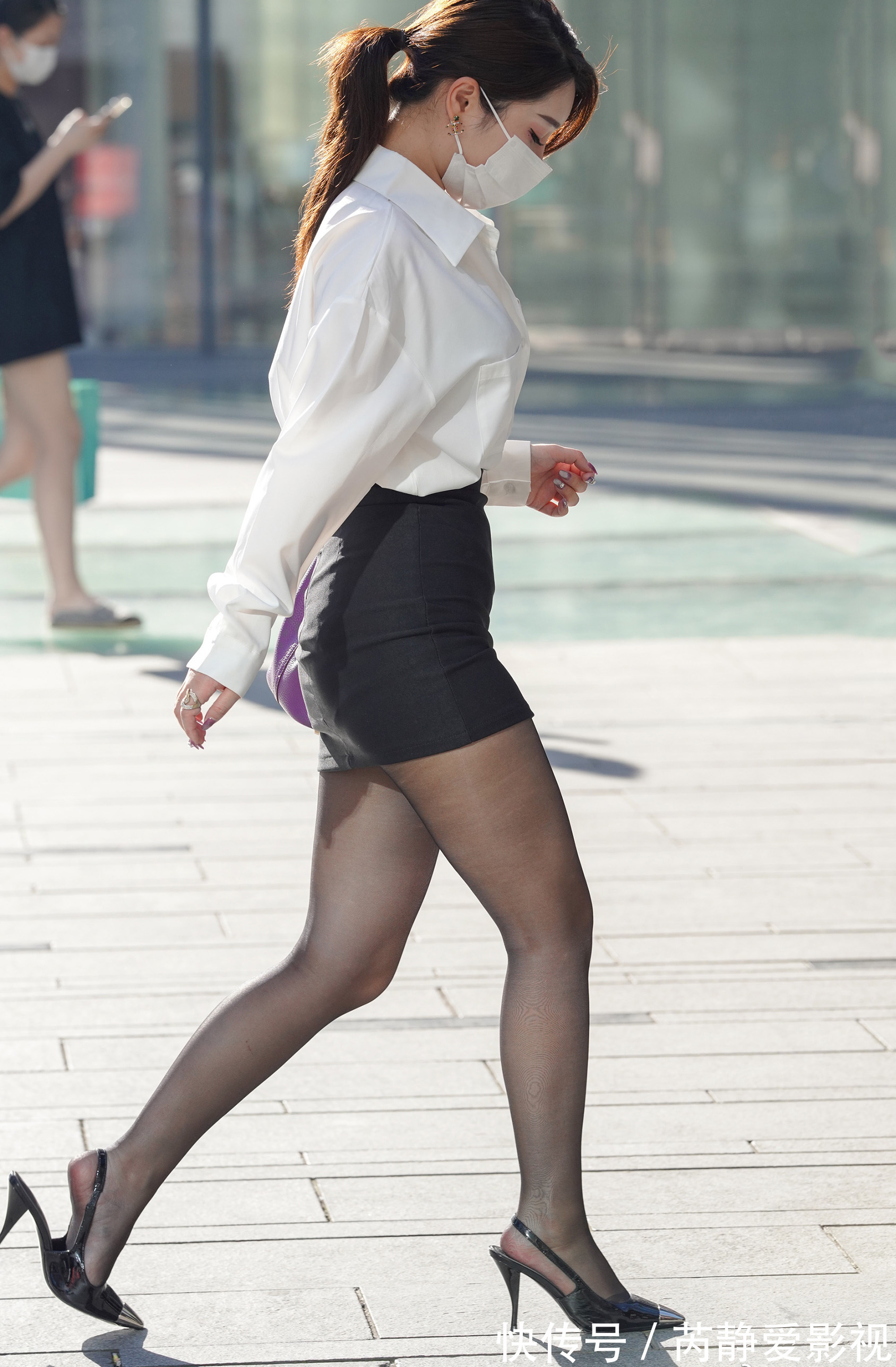 银灰色 黑与白的通勤装穿搭,自然少不了长筒袜的搭配,既优雅又时尚稳重