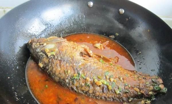 鱼刺卡在喉咙里,别再喝醋吞米饭,教你1招,鱼刺自己跑出来