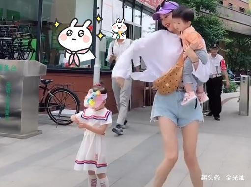 炫舞|“不省心辣妈”带俩娃炫舞走红,网友娃好可爱,好想抱走他妈妈
