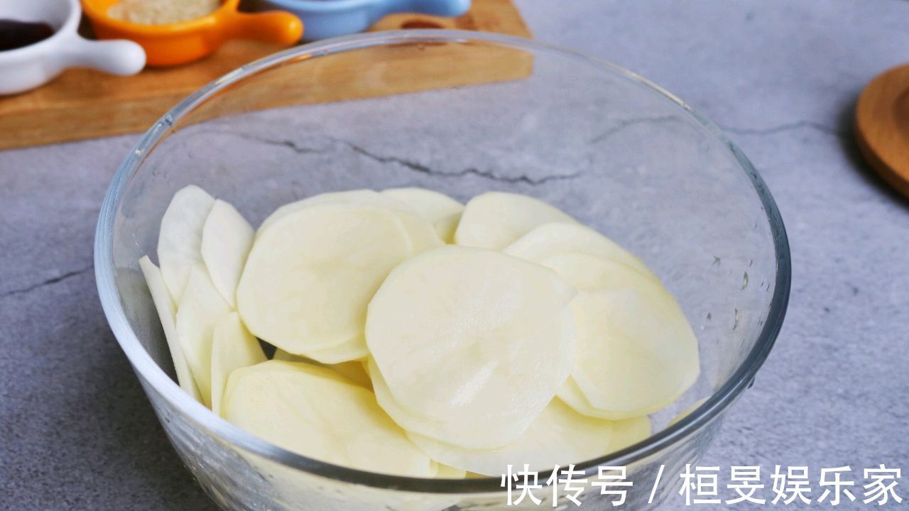 好吃|土豆超好吃的做法，不炒不炖，一次做三个土豆不够吃，一看就会做