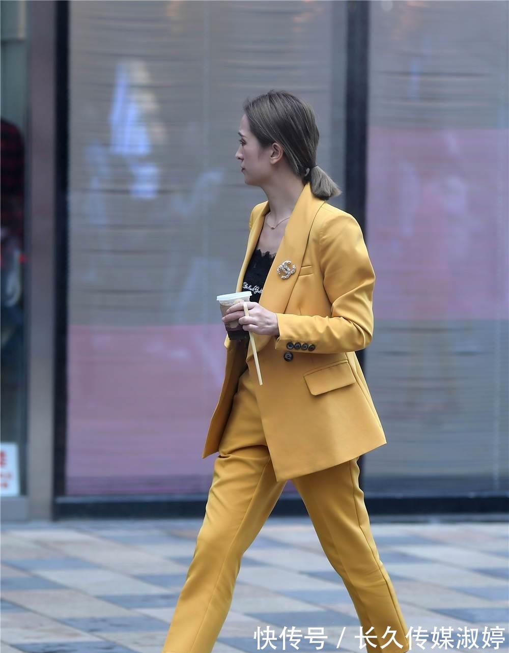职场|黄色小西服套装,搭配尖头猫跟鞋,职场风格搭配