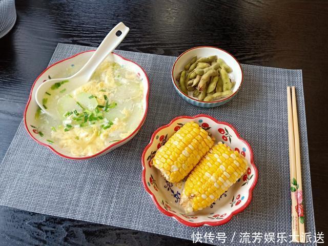 悄悄|1个女人的精致晚餐,悄悄走红朋友圈人到中年,优雅是一种态度