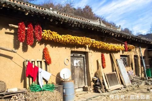 公鸡|寻访秦岭铁铜沟，这排老房子很好看，屋檐下色彩丰富，有红也有黄