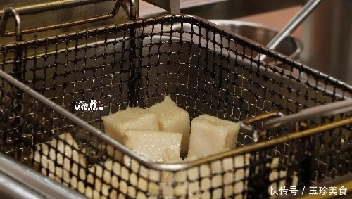 藏身拐角巷弄,一家小破店,只卖两种吃的,排队都排到大街上去了