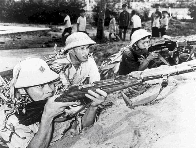 战火|五十年代起战火交加的越南,北越一美女战士获得一级抗战勋章