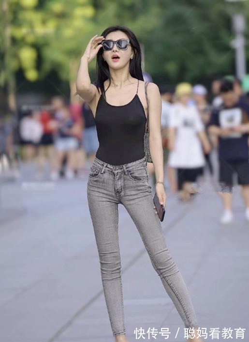 风格 深绿色西装外套搭配黑色打底衫，温婉柔顺，淑丽姣好！