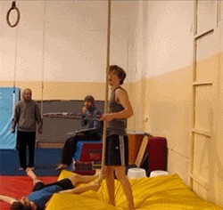 |搞笑GIF:表妹担心有人偷竹子,她每天一个人去后山点数!