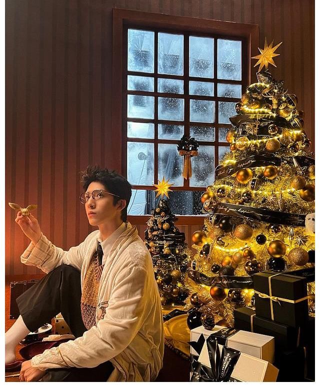 井柏然圣誕風(fēng)花絮照電影感十足 著咖色系馬甲溫暖治愈
