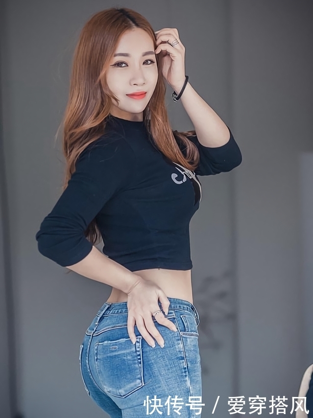 牛仔裤美女,低头笑起来的时候,精准绽放甜蜜的女人味!