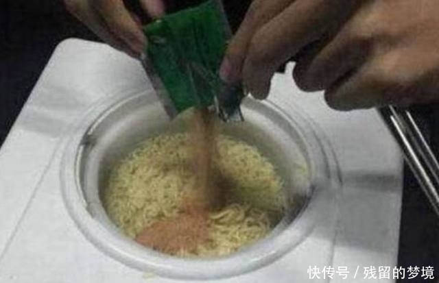 眼睛|最奇葩的吃泡面方式:第一个不算什么,图三简直辣眼睛