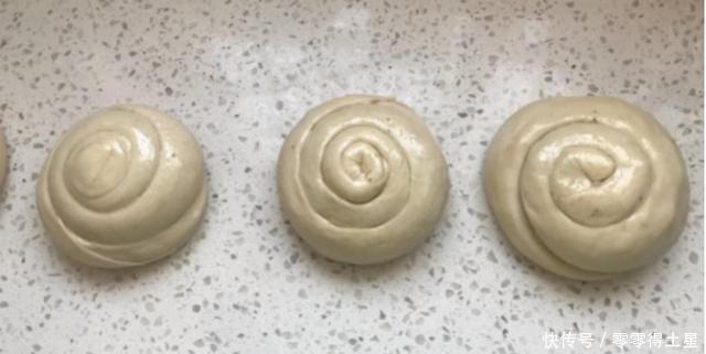 实惠|葱油饼这样做,美味好吃又实惠,主要是做法简单