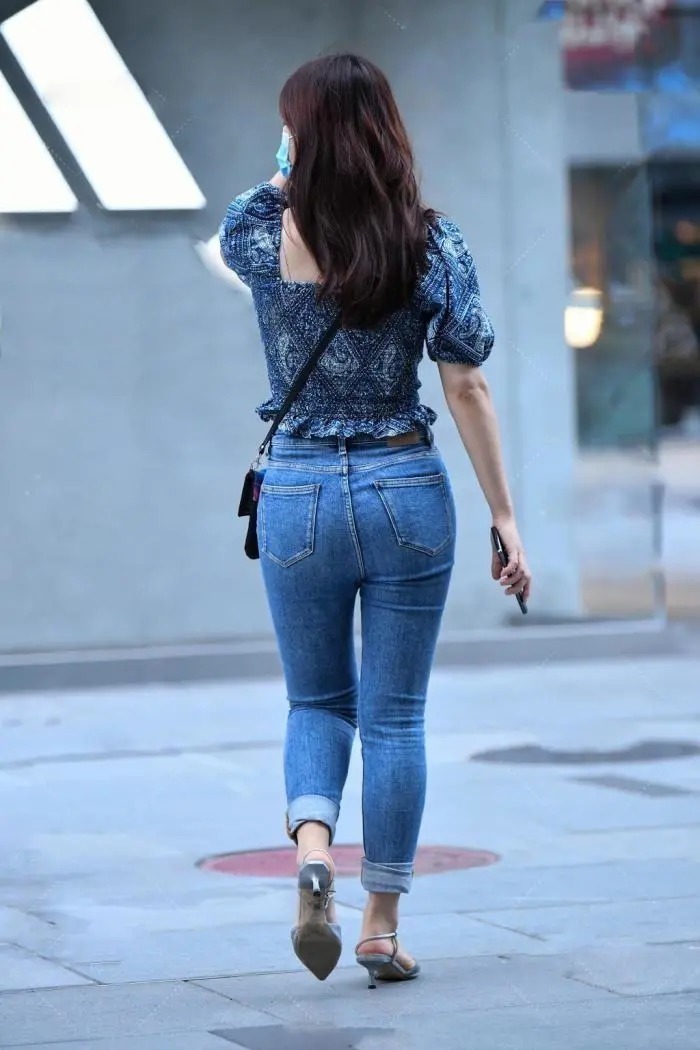 女生们 牛仔裤配高跟鞋尽显好身材,提升自信回头率爆棚