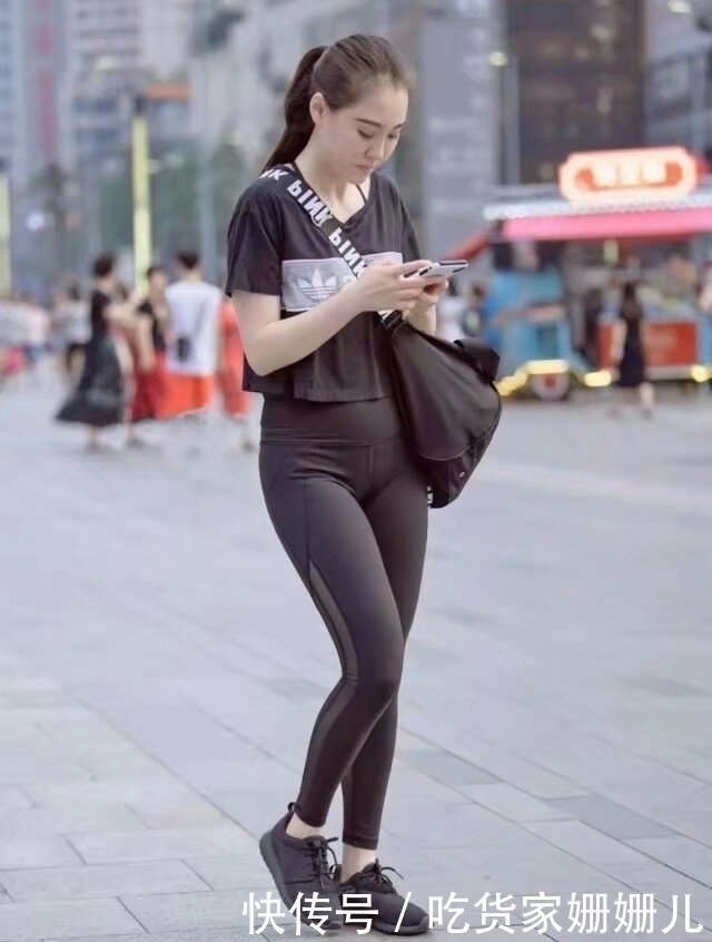曲线|打底裤展现女性性感的曲线美,时尚又显清纯气质