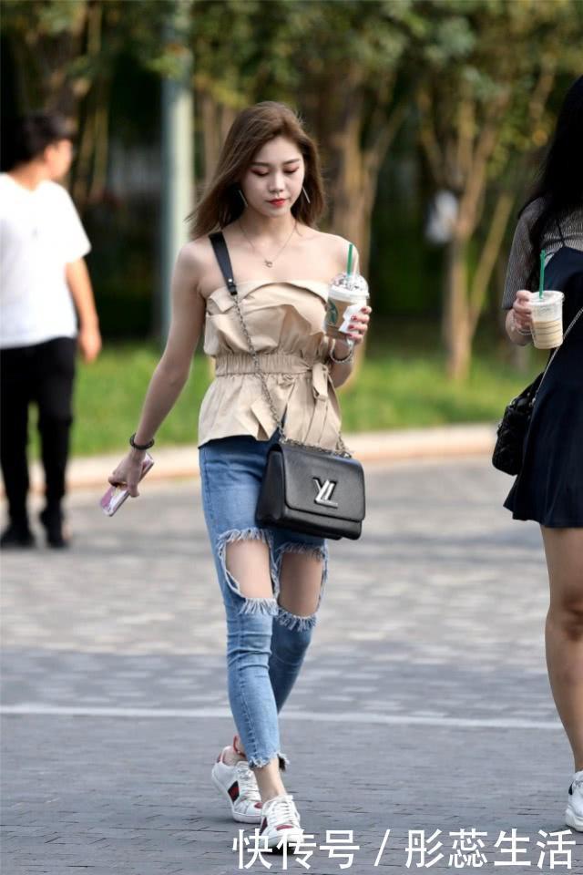 闺蜜|街拍逛街的好闺蜜，牛仔热裤搭配一字肩上衣，休闲又不失气质