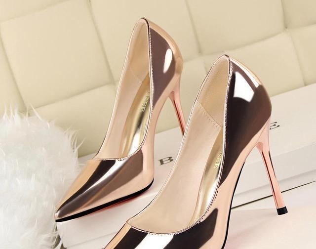 鞋型|矮个子不一定非要穿高跟鞋,今年流行这3双显高鞋,不累脚还时髦