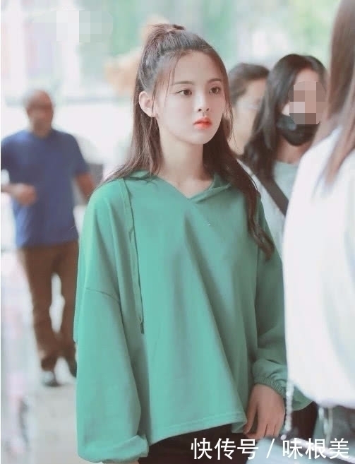 杨超越也是没谁了，双腿P得太过分，却意外被膝盖给暴露了