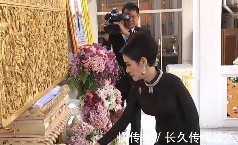 蕾丝|诗妮娜新造型好美,头上佩戴纯白色发箍,深情注视69岁泰王