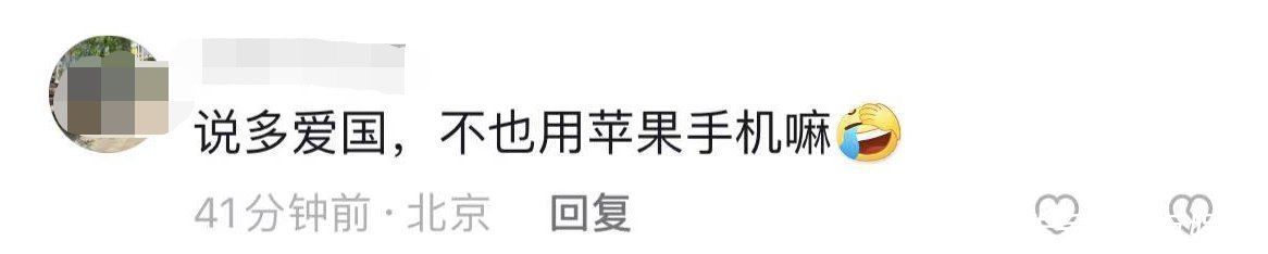 吴京用苹果手机又被骂！晒和成龙合照，故意码掉手机再引爱国争议